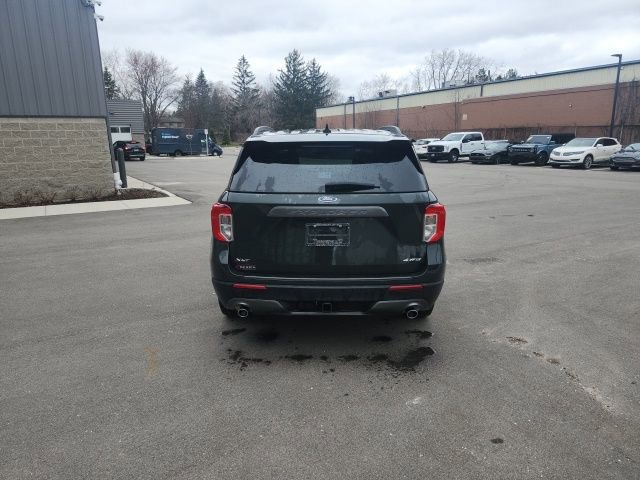 Used 2022 Ford Explorer XLT w/ Equipment Group 202A image 6