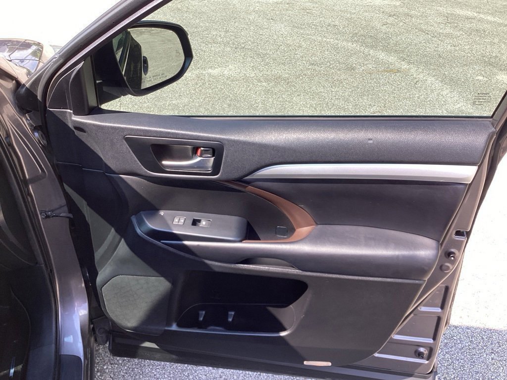 Used 2019 Toyota Highlander XLE image 25
