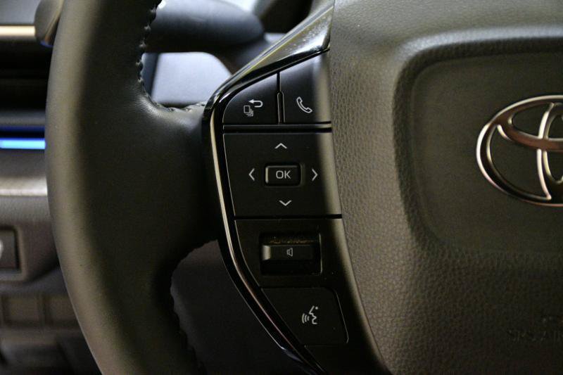 Used 2023 Toyota Prius XLE FWD image 33