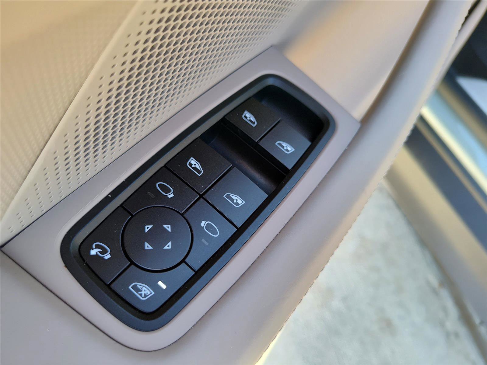 Used 2025 Porsche Taycan image 14