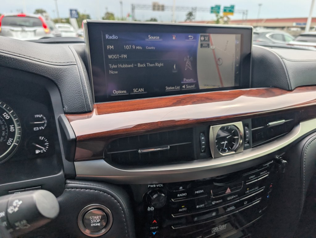 Used 2020 Lexus LX 570 4WD w/ Luxury Package image 9