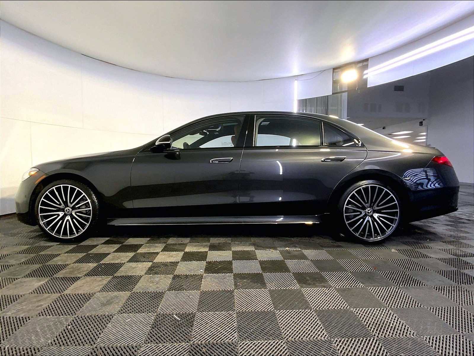 Used 2023 Mercedes-Benz S 580 4MATIC Sedan image 2
