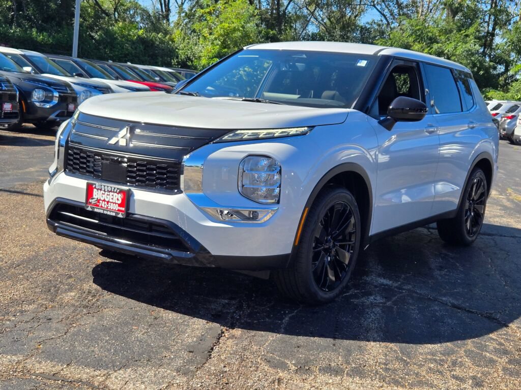 New 2026 Mitsubishi Outlander LE AWD/4WD image 3