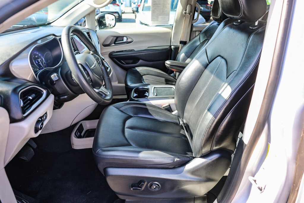 Used 2024 Chrysler Pacifica Touring-L FWD image 11