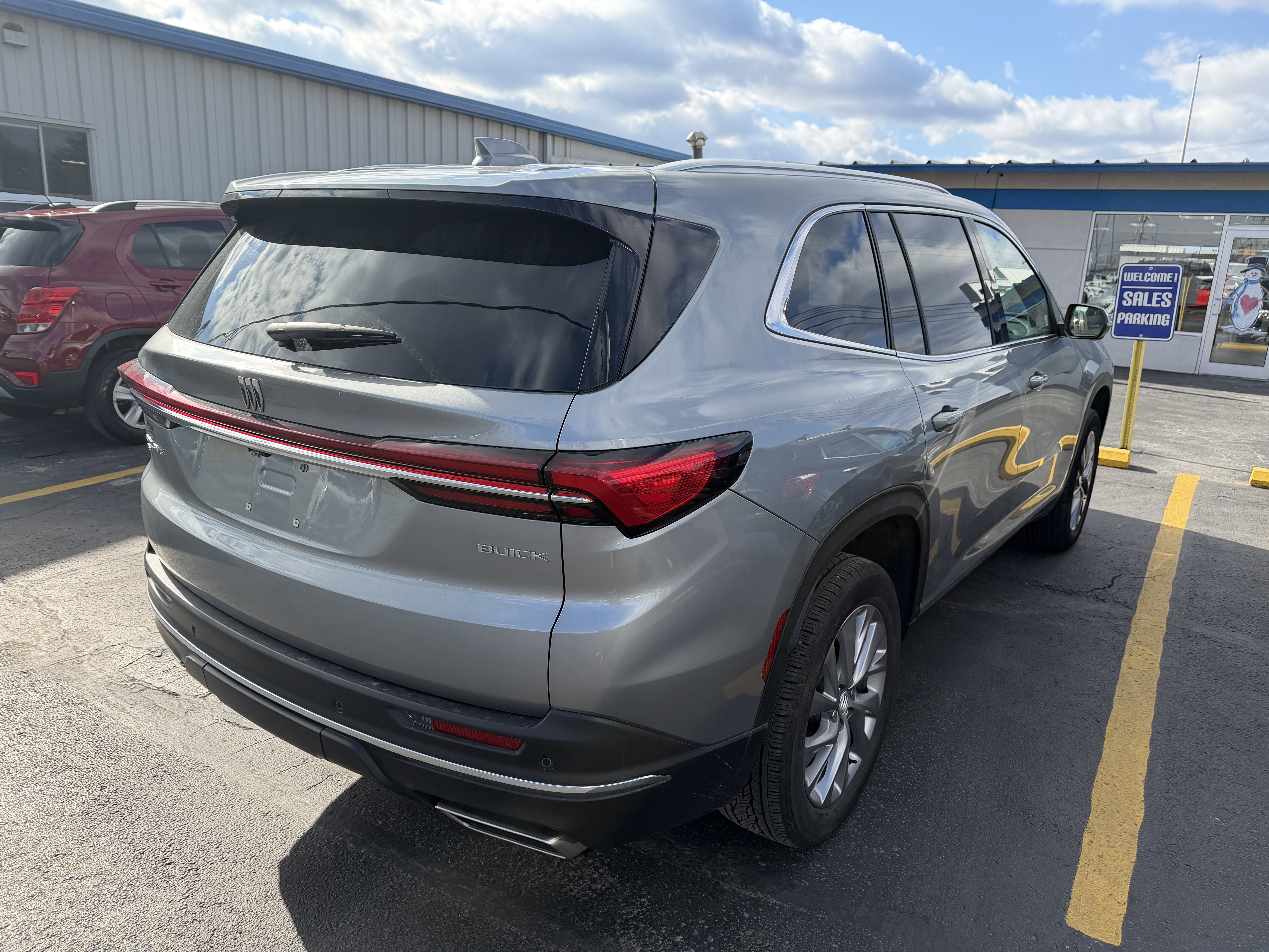Used 2025 Buick Enclave Preferred AWD/4WD image 3