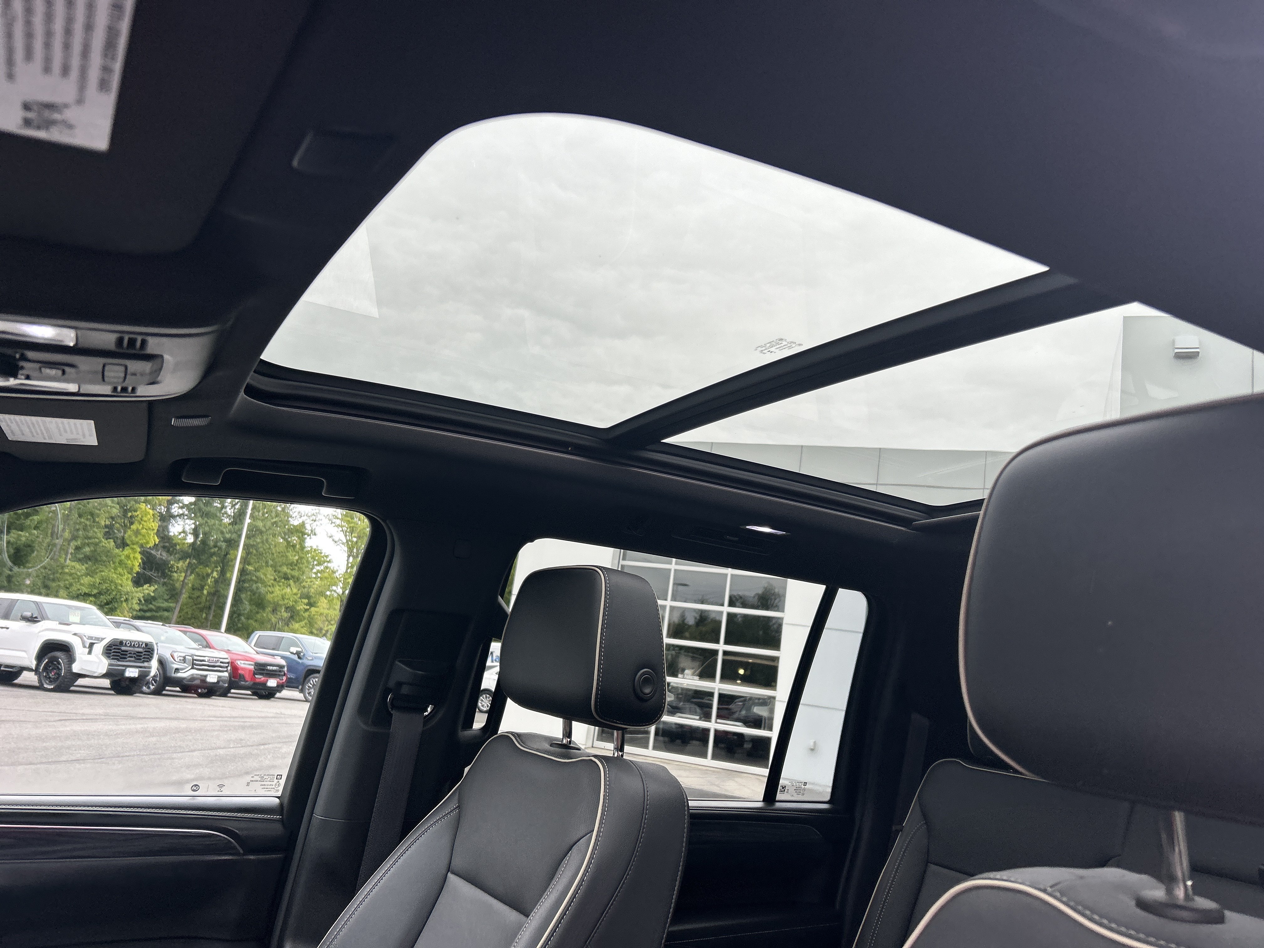 Certified 2023 GMC Yukon XL SLT w/ SLT Premium Package AWD/4WD image 23
