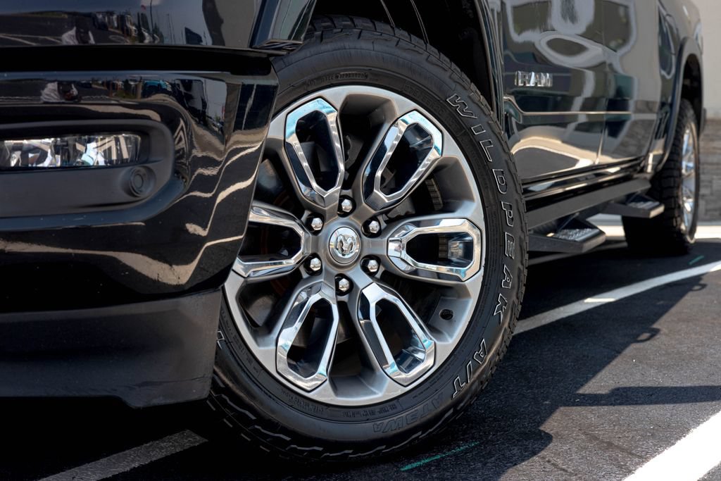 Used 2019 RAM 1500 Laramie AWD/4WD image 2