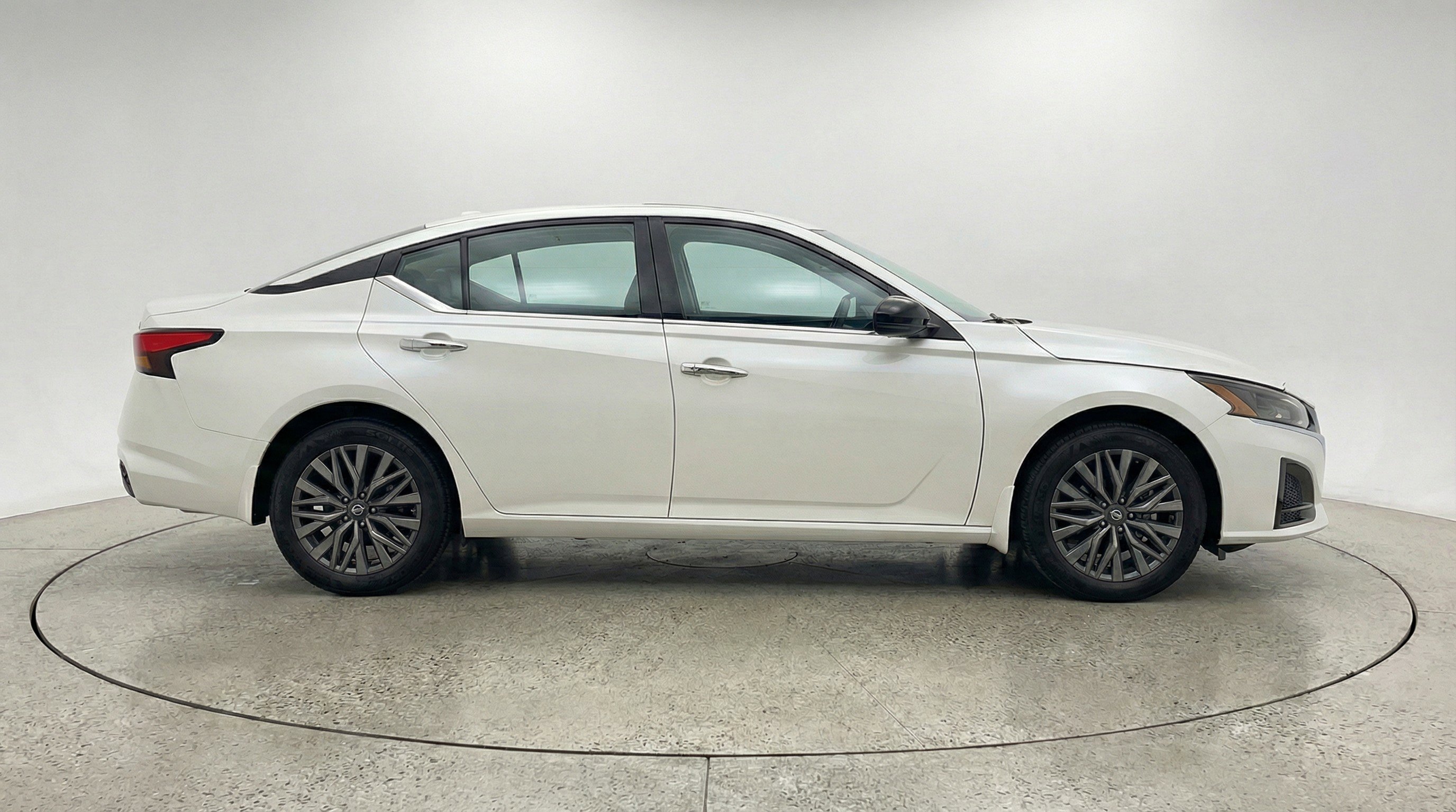 Used 2025 Nissan Altima 2.5 SV image 11