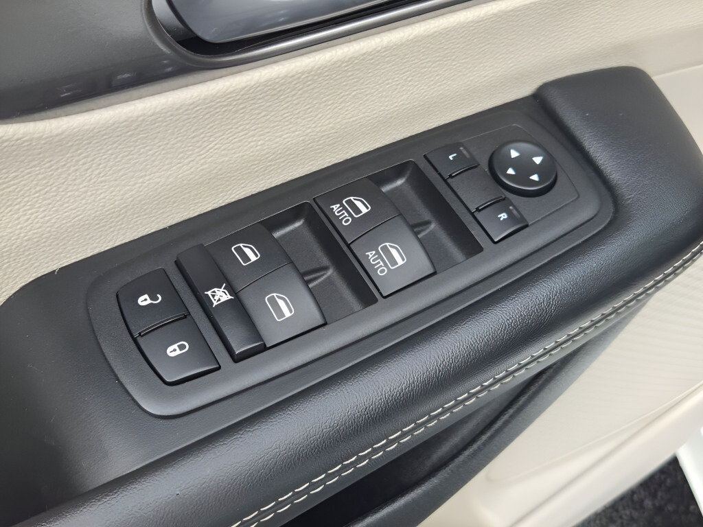 Used 2023 Chrysler Pacifica Touring-L FWD image 25