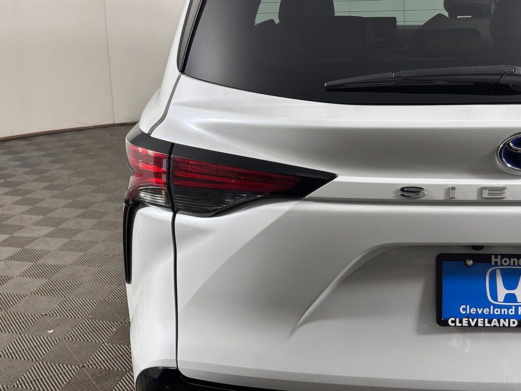 Used 2024 Toyota Sienna Limited FWD image 16