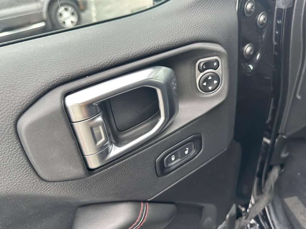 Used 2025 Jeep Wrangler Unlimited Rubicon AWD/4WD image 17