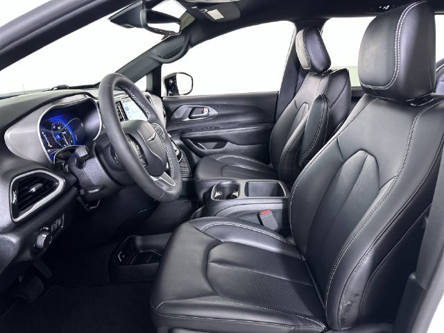 Used 2025 Chrysler Voyager LX FWD image 20