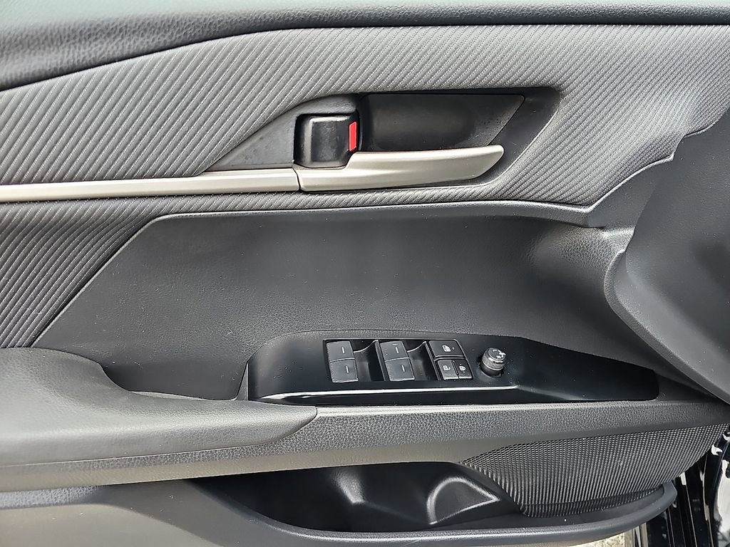 Used 2025 Toyota Camry SE FWD image 13