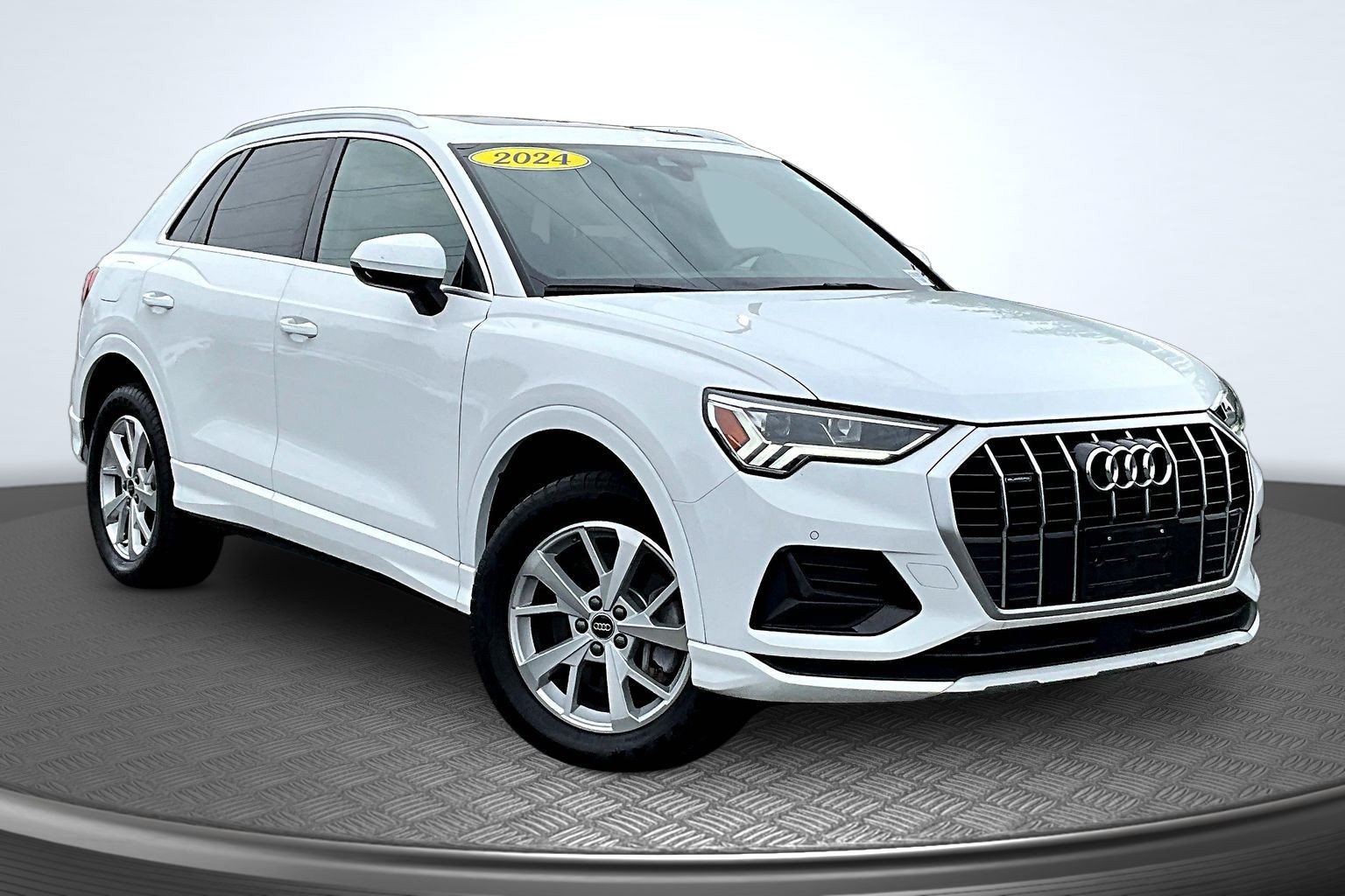 Used 2024 Audi Q3 2.0T Premium AWD/4WD image 2