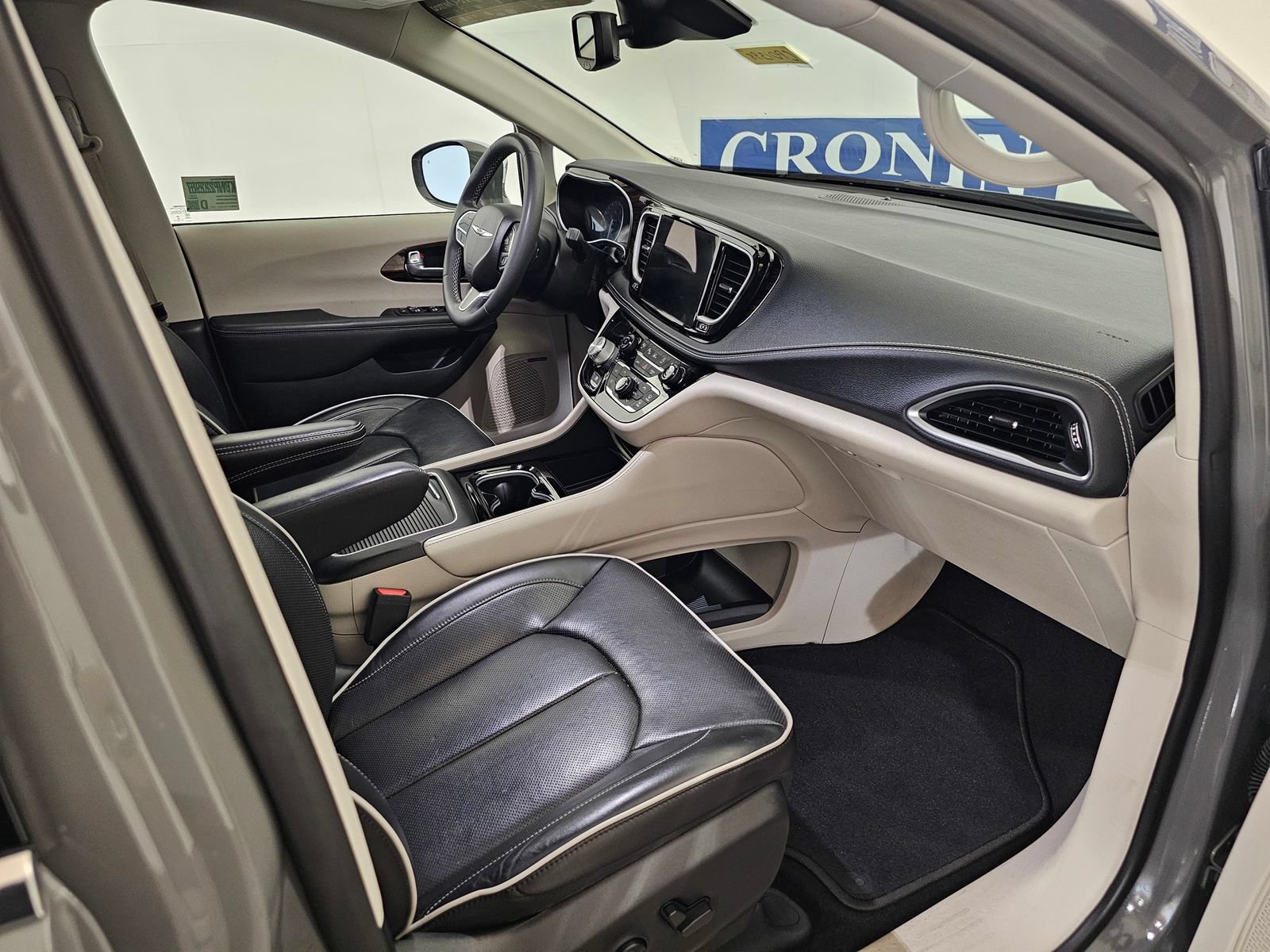 Used 2022 Chrysler Pacifica Limited AWD/4WD image 29