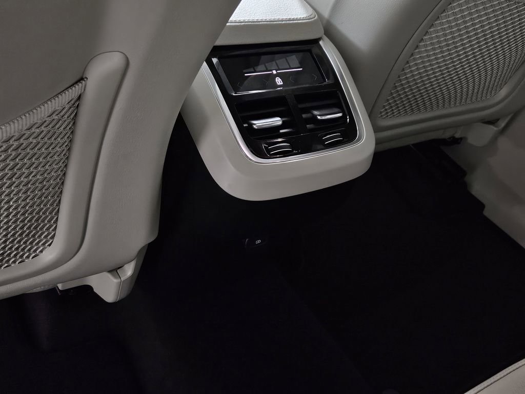 Used 2022 Volvo XC90 T6 Momentum w/ Advanced Package image 26