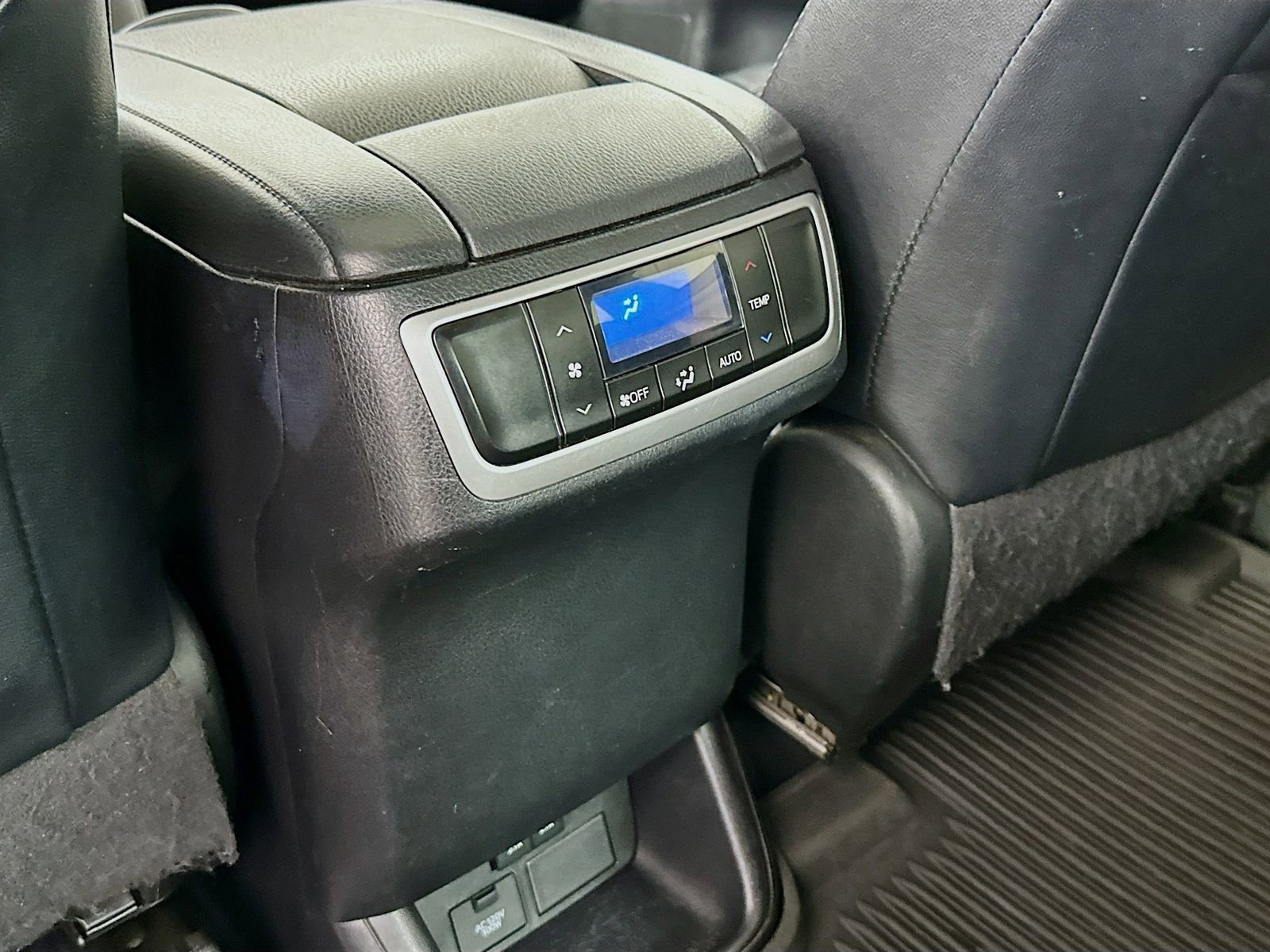 Used 2017 Toyota Highlander SE image 26