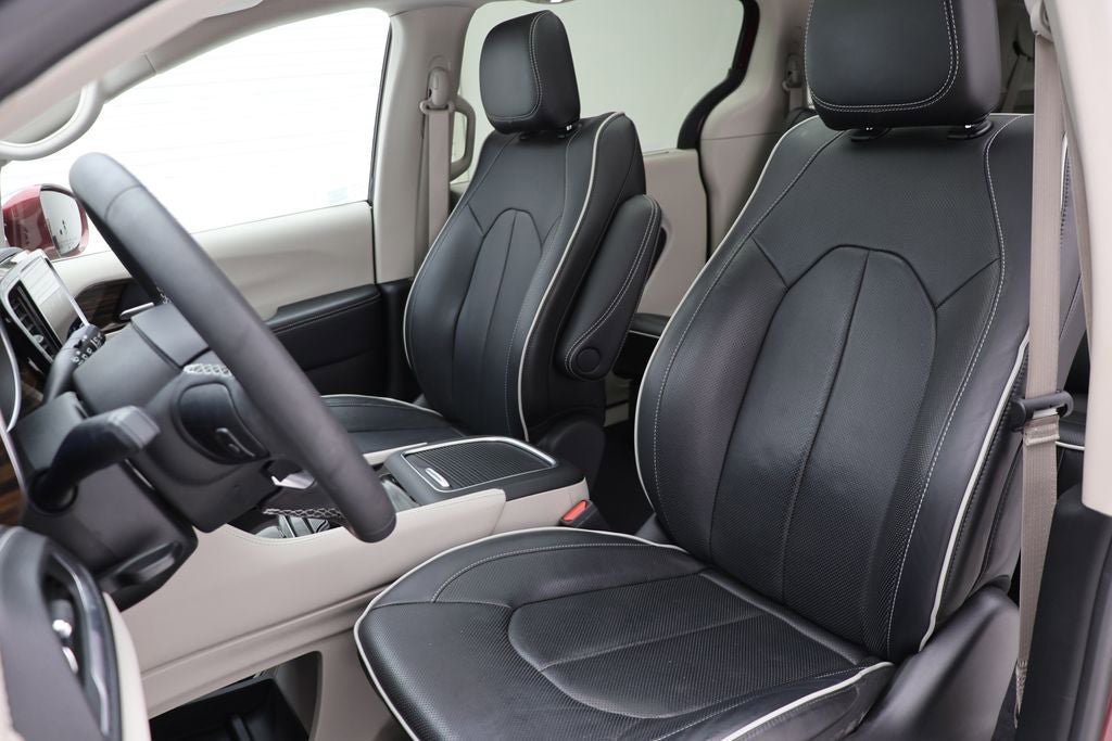 Used 2022 Chrysler Pacifica Limited AWD/4WD image 16