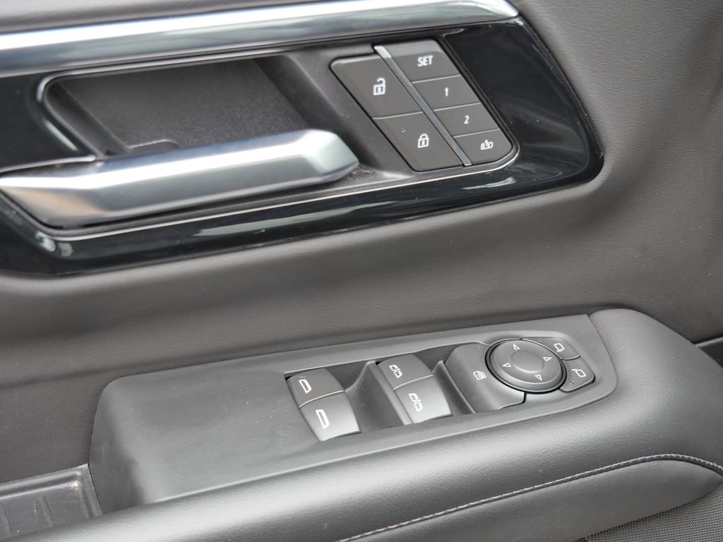 Used 2025 Chevrolet Suburban Z71 image 37