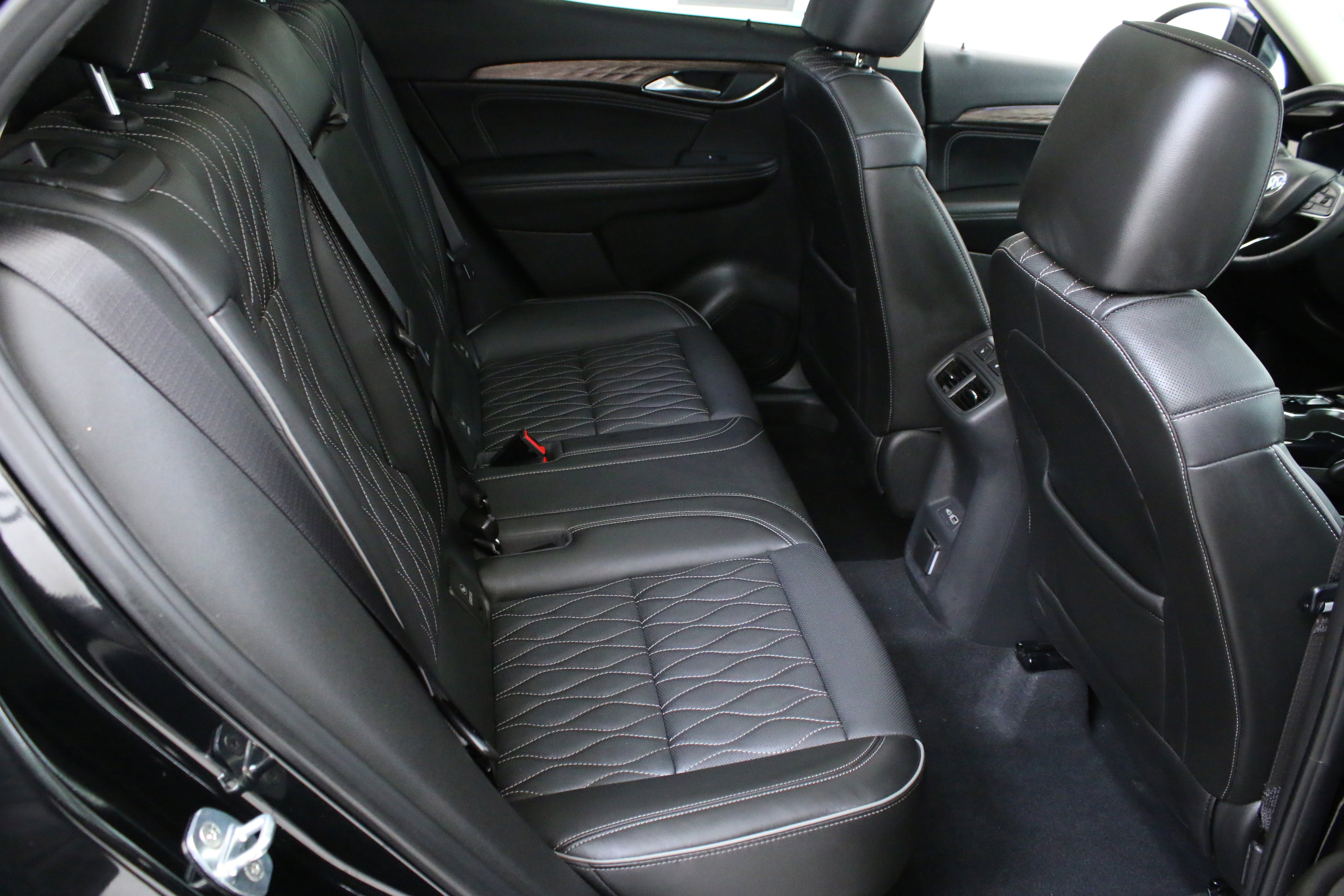 Used 2022 Buick Envision Avenir w/ Technology Package II image 29