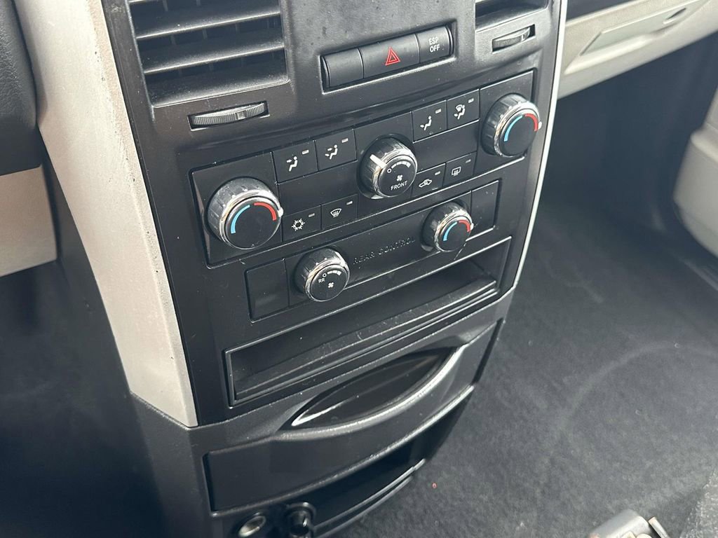 Used 2010 Dodge Grand Caravan Hero image 27