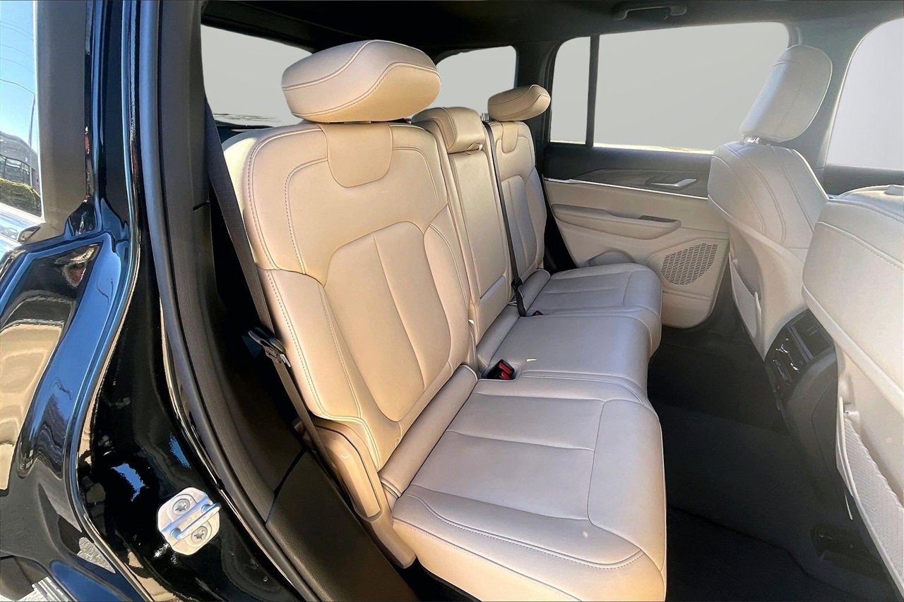 Used 2023 Jeep Grand Cherokee Limited w/ Black Appearance Package image 24