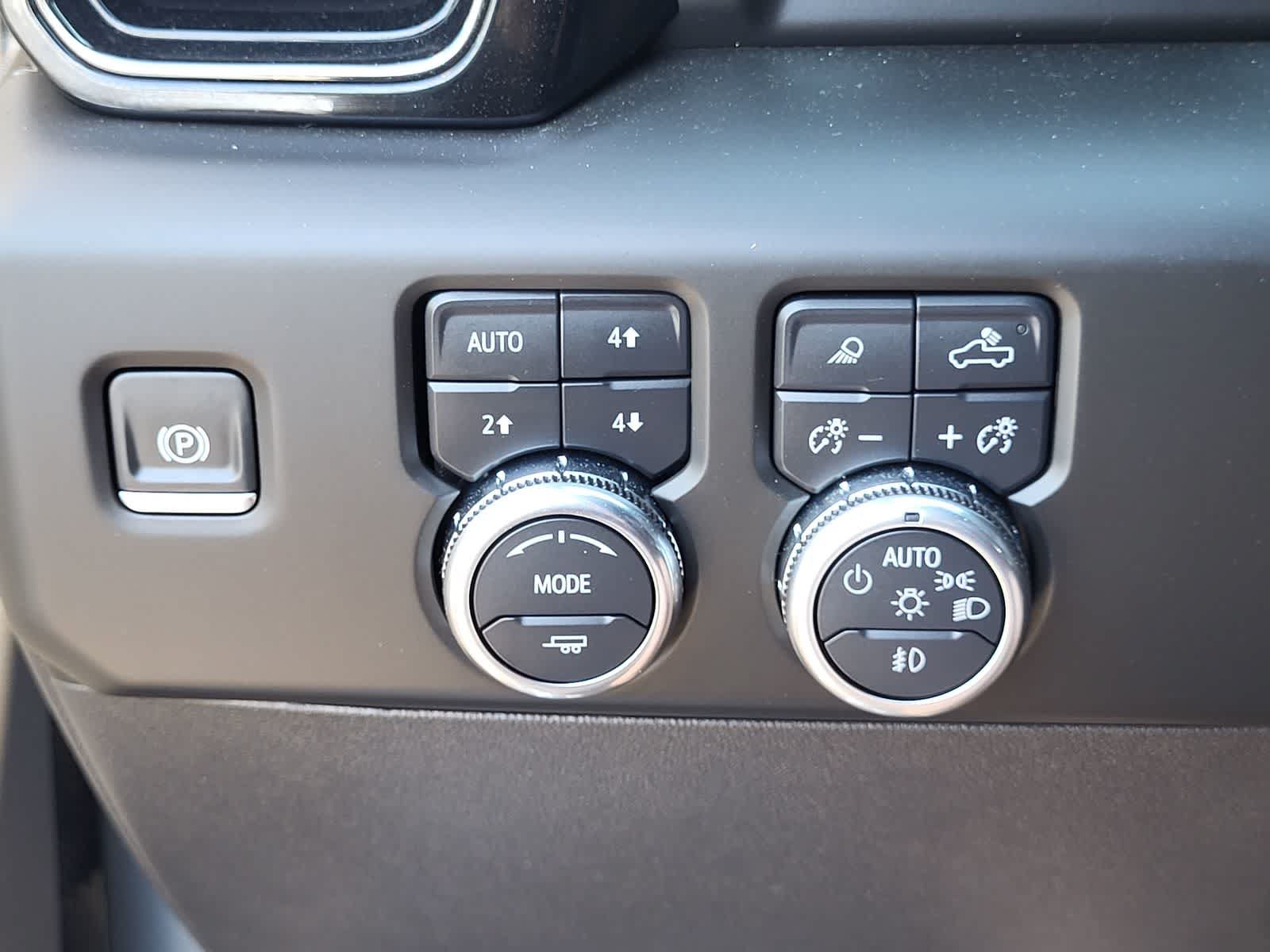 Used 2024 GMC Sierra 1500 AT4 w/ Technology Package AWD/4WD image 17