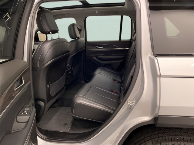 Used 2023 Jeep Grand Cherokee Limited AWD/4WD image 19