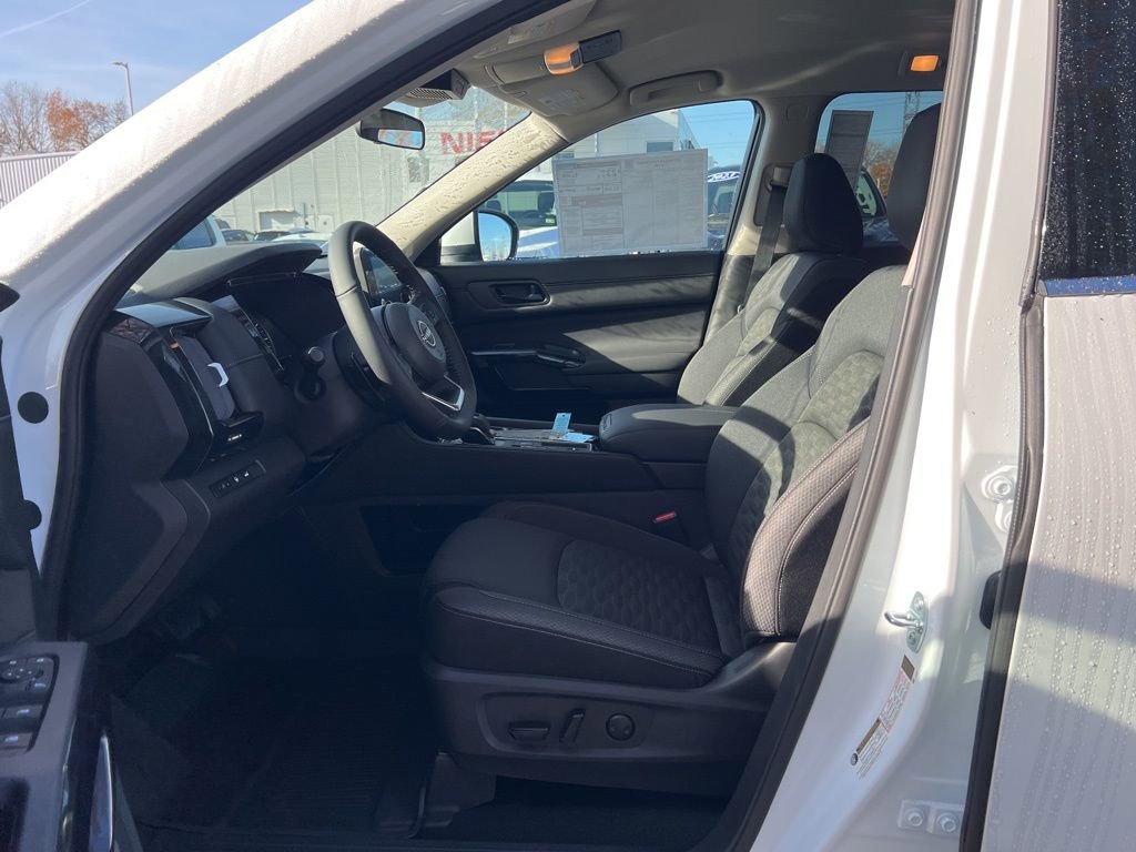 New 2025 Nissan Pathfinder SV image 14