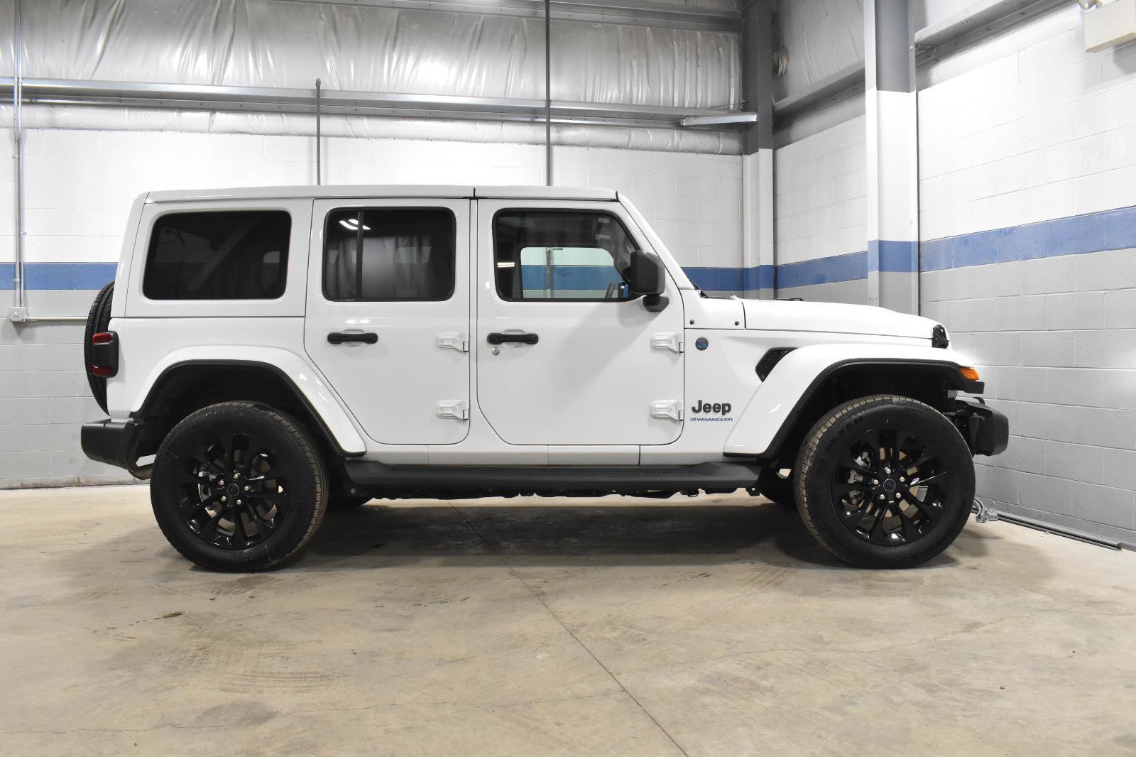 Used 2025 Jeep Wrangler Sahara image 28