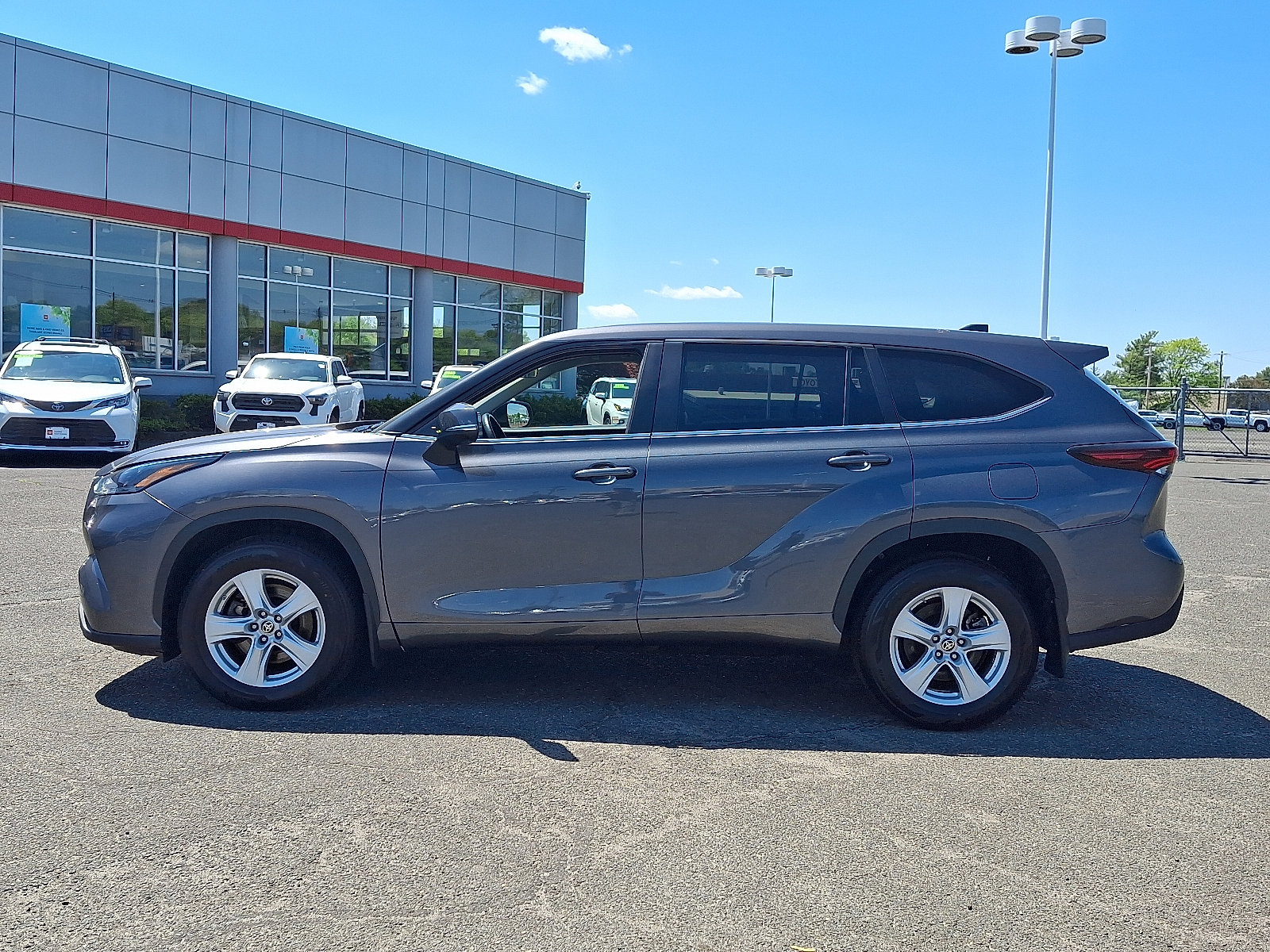 Used 2024 Toyota Highlander LE AWD/4WD image 4