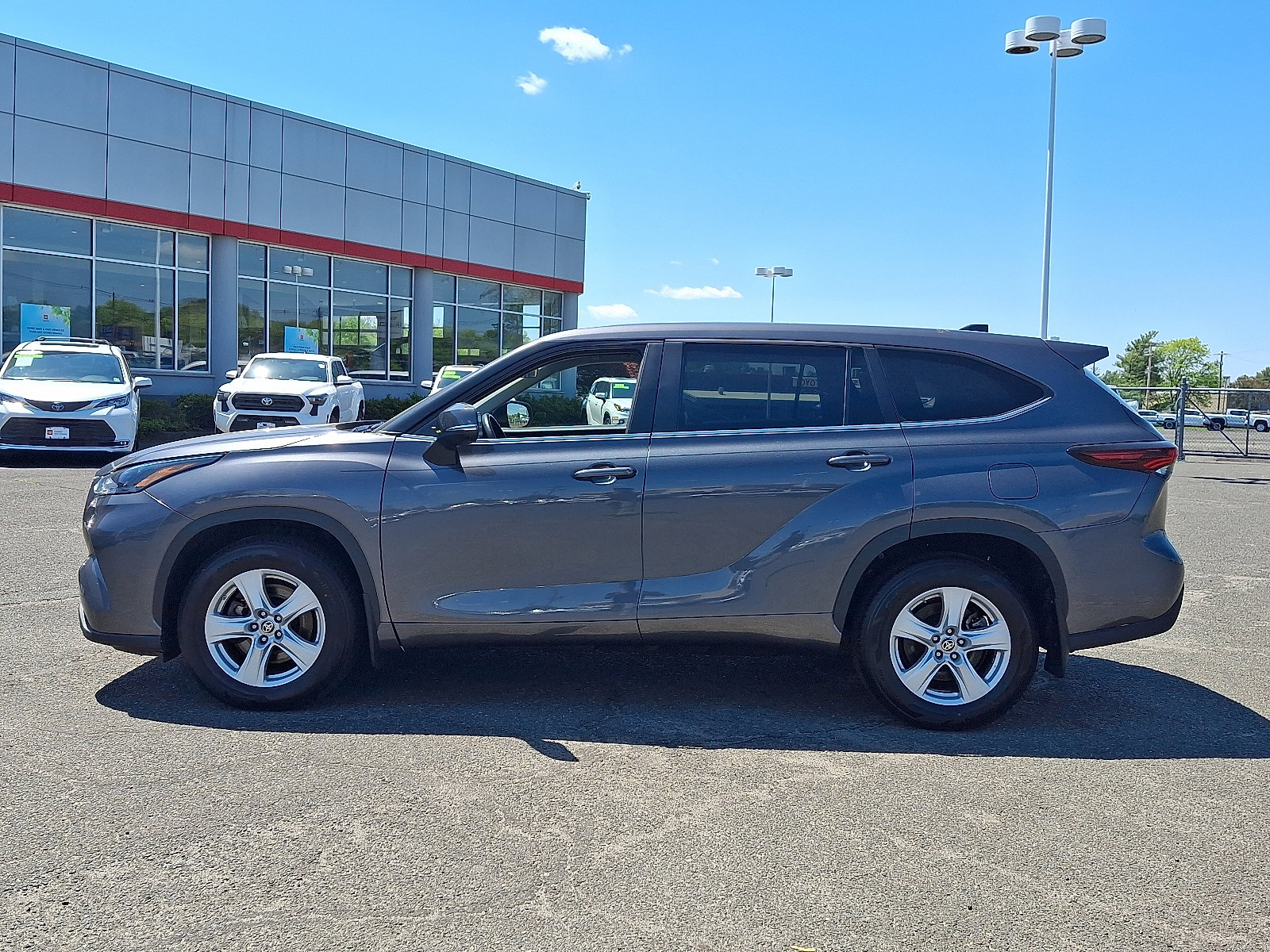 Used 2024 Toyota Highlander LE AWD/4WD image 4