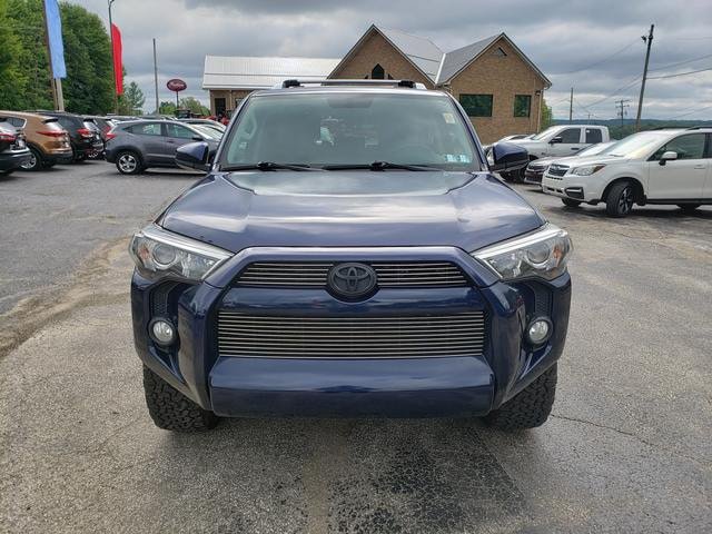 Used 2017 Toyota 4Runner SR5 AWD/4WD image 2