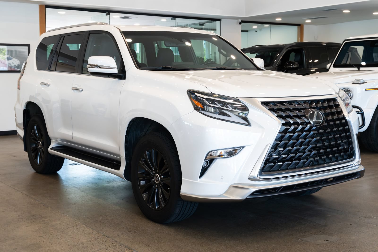 Used 2023 Lexus GX 460 Premium w/ Accessory Package AWD/4WD image 3