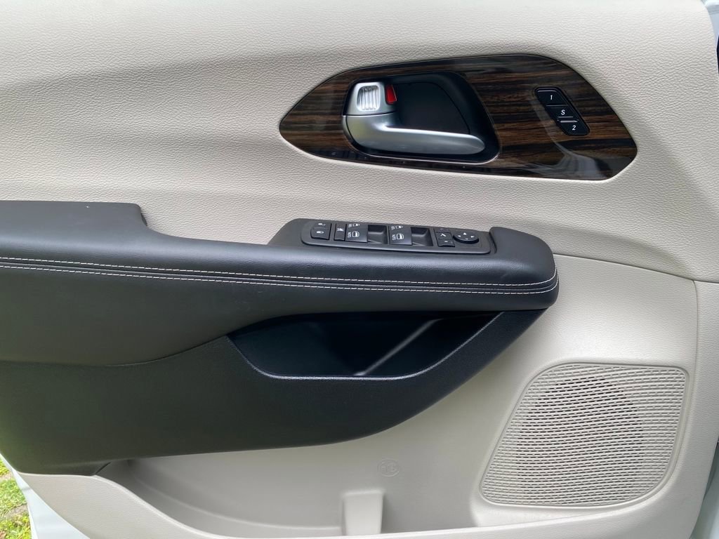 Used 2023 Chrysler Pacifica Limited image 31