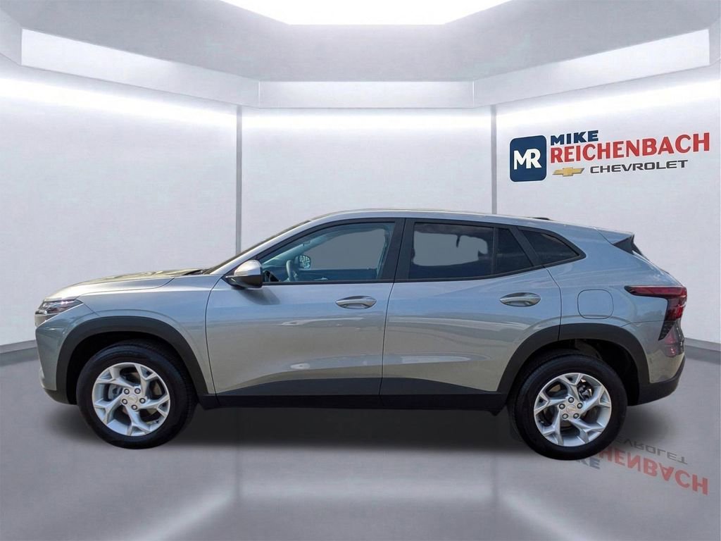 Used 2025 Chevrolet Trax LS w/ LS Convenience Package image 7