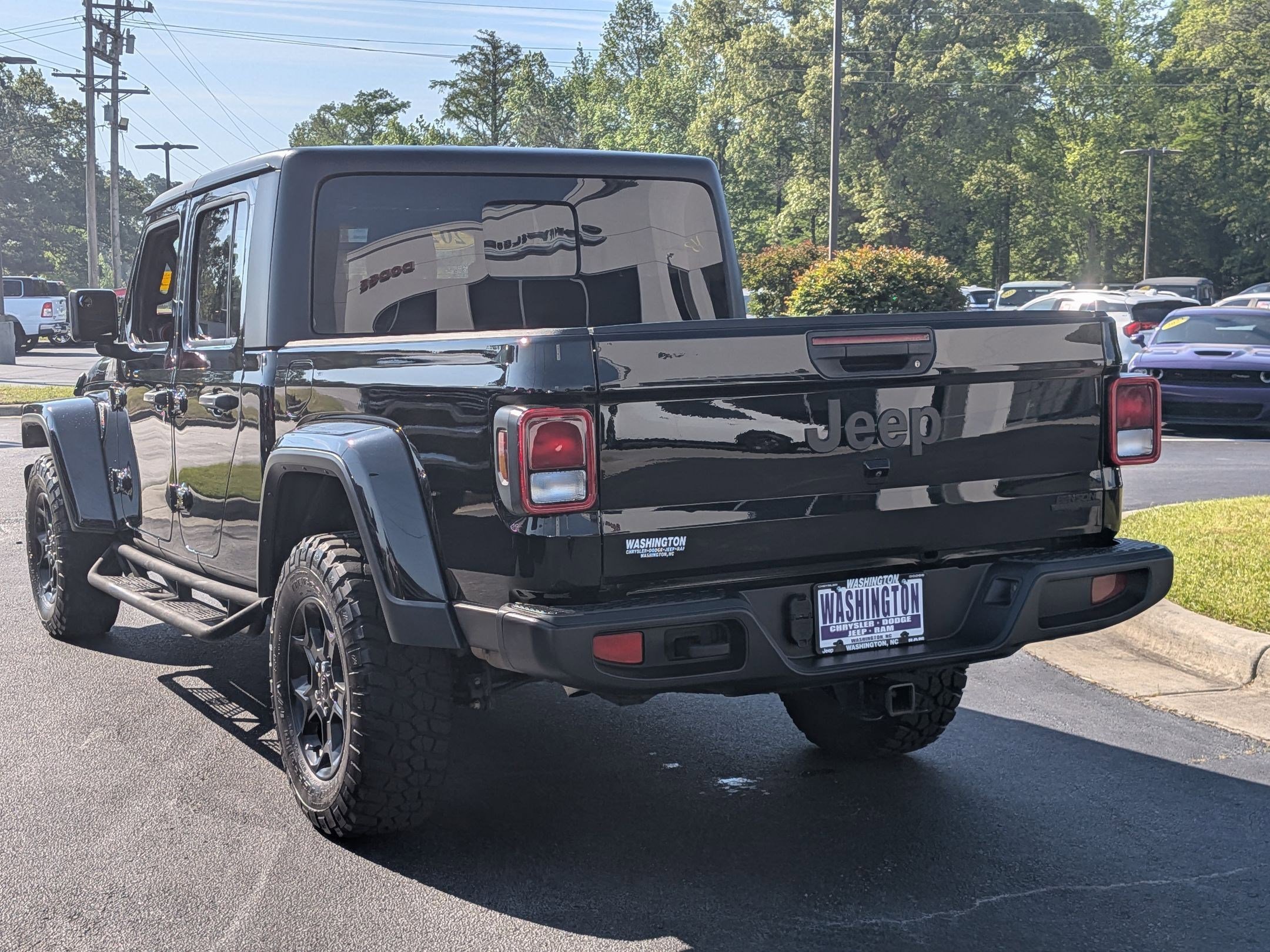 Used 2023 Jeep Gladiator Willys AWD/4WD image 5