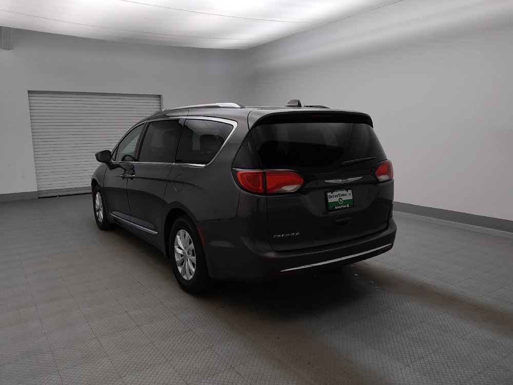 Used 2019 Chrysler Pacifica Touring-L FWD image 5