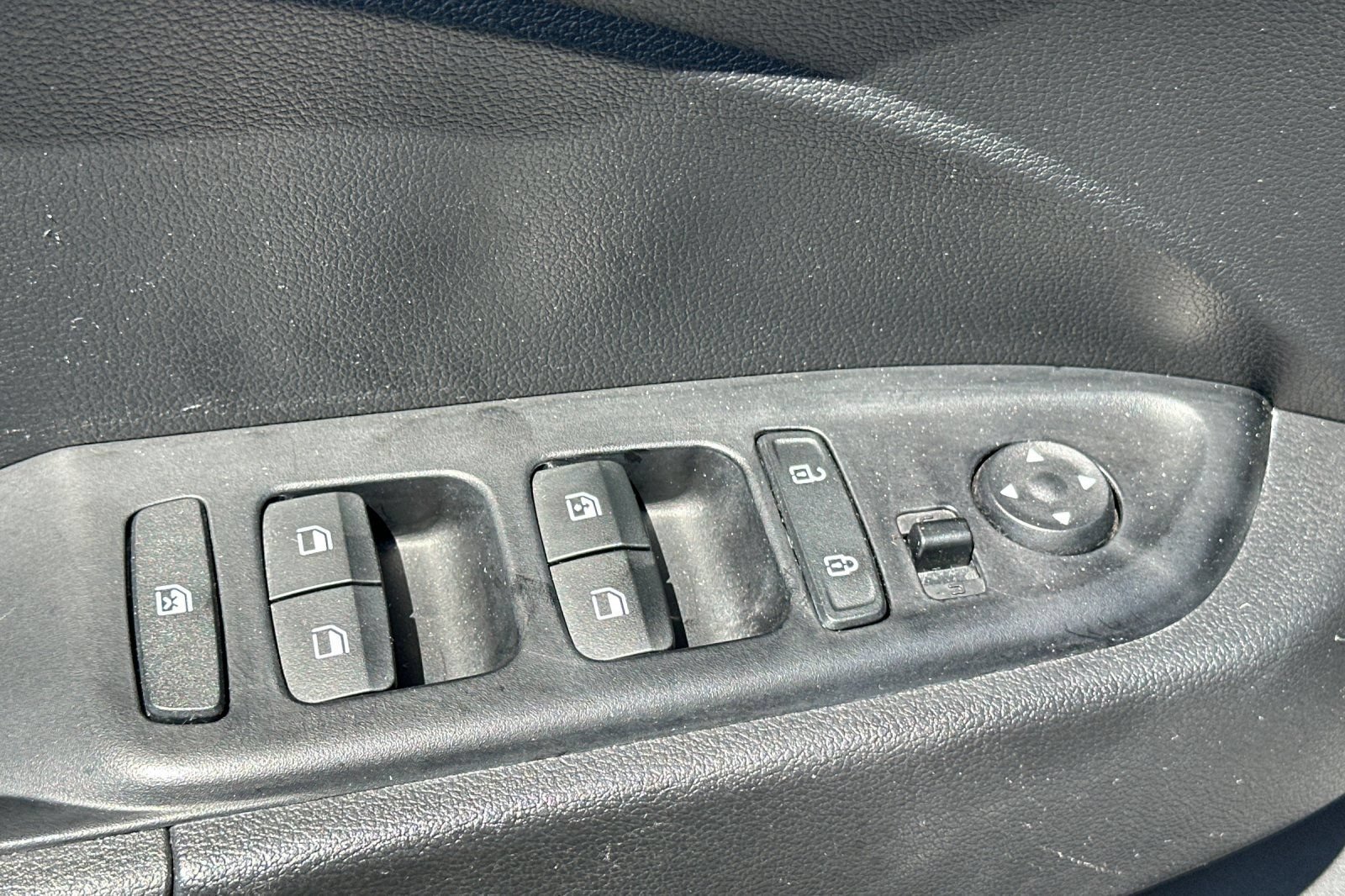 Used 2025 Hyundai Venue SEL FWD image 14