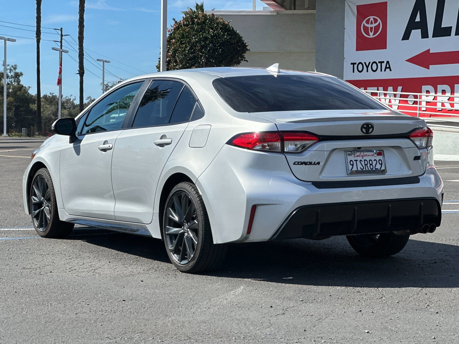 Used 2025 Toyota Corolla SE image 3