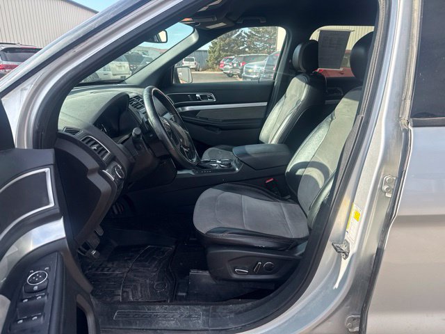 Used 2017 Ford Explorer XLT w/ Equipment Group 202A AWD/4WD image 3
