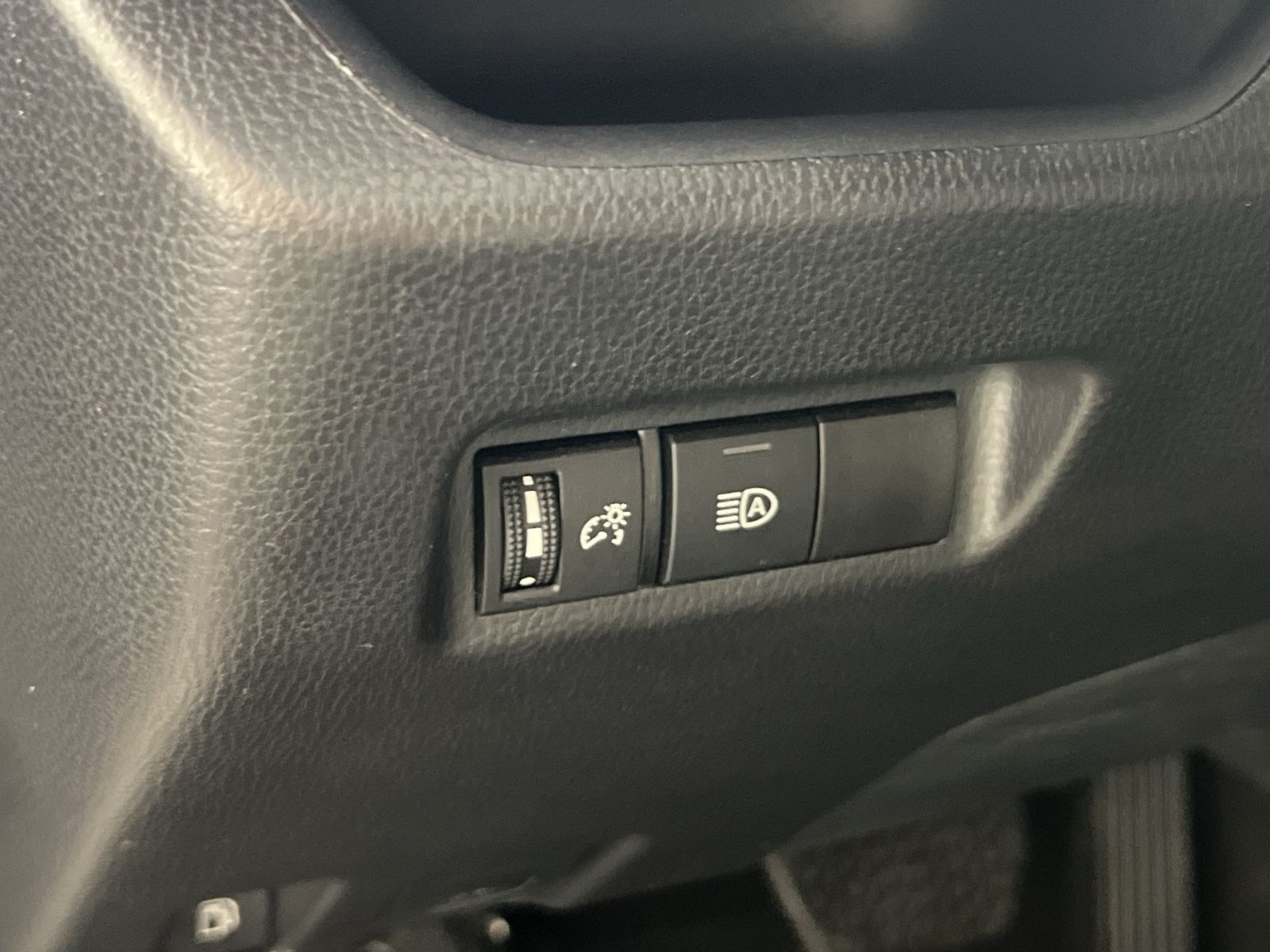 Used 2025 Toyota RAV4 XLE AWD/4WD image 31