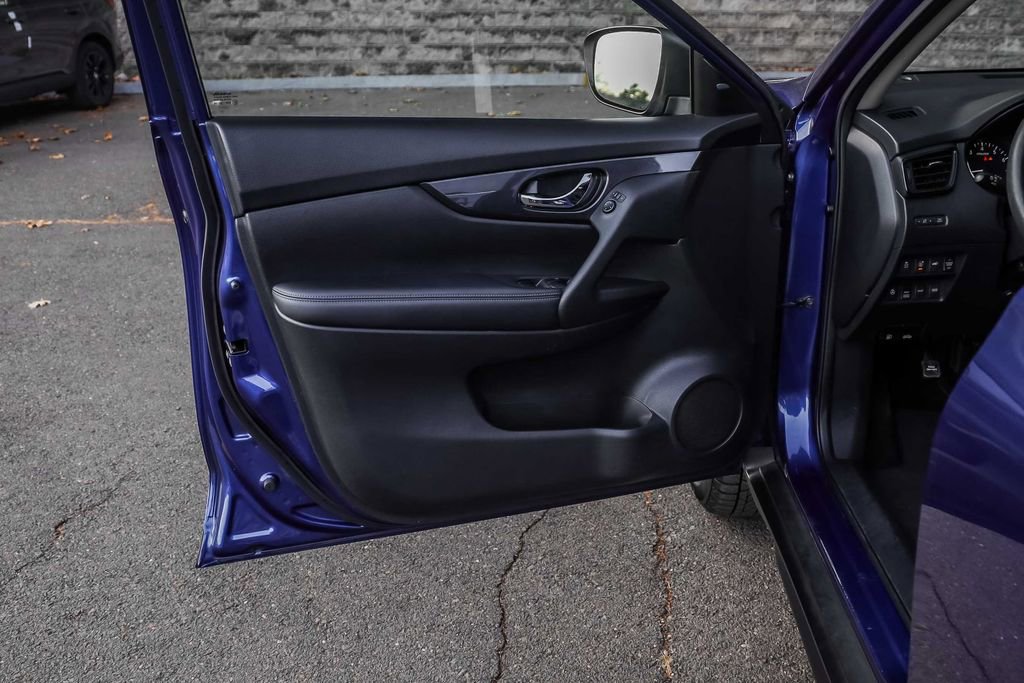 Used 2017 Nissan Rogue SV w/ SV Premium Package image 22