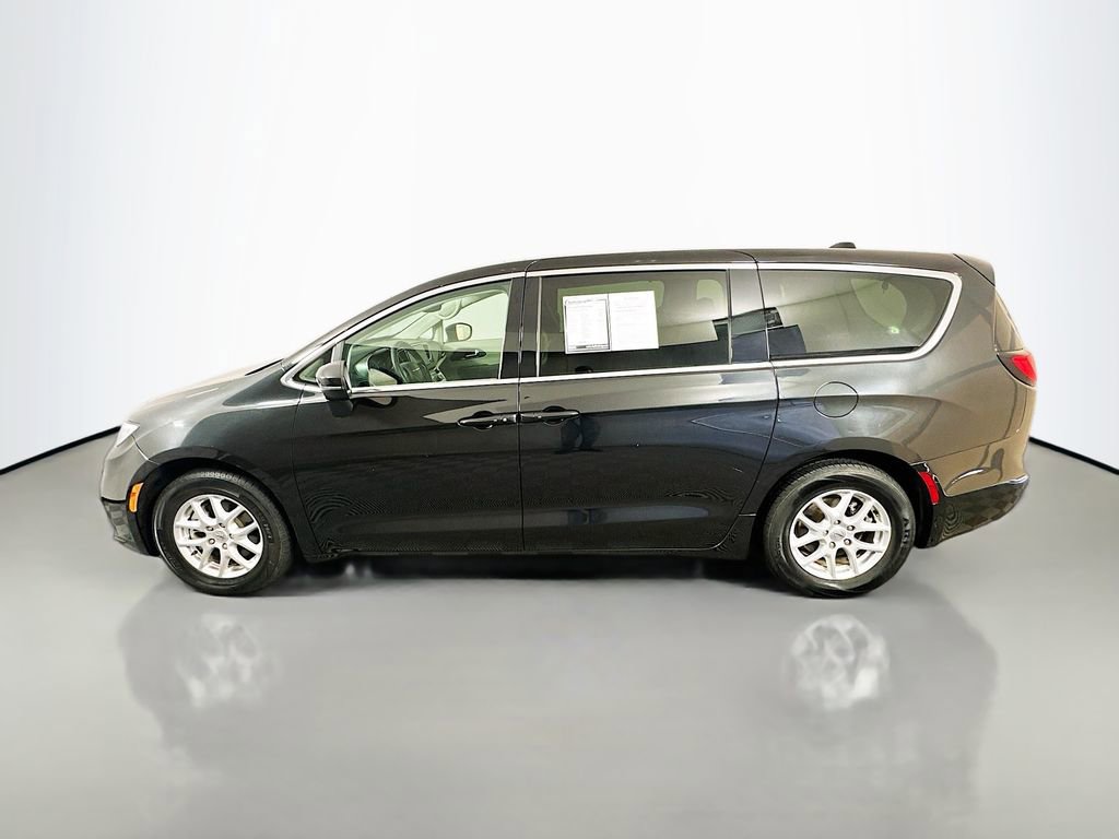 Used 2023 Chrysler Pacifica Touring-L image 4