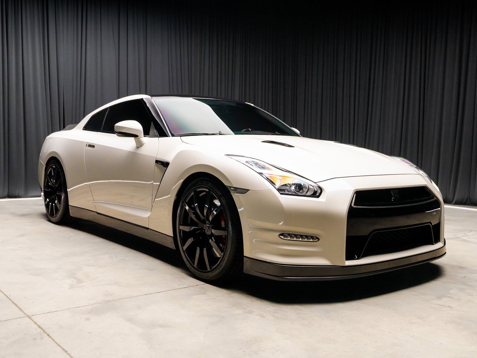 Used 2015 Nissan GT-R Premium image 15