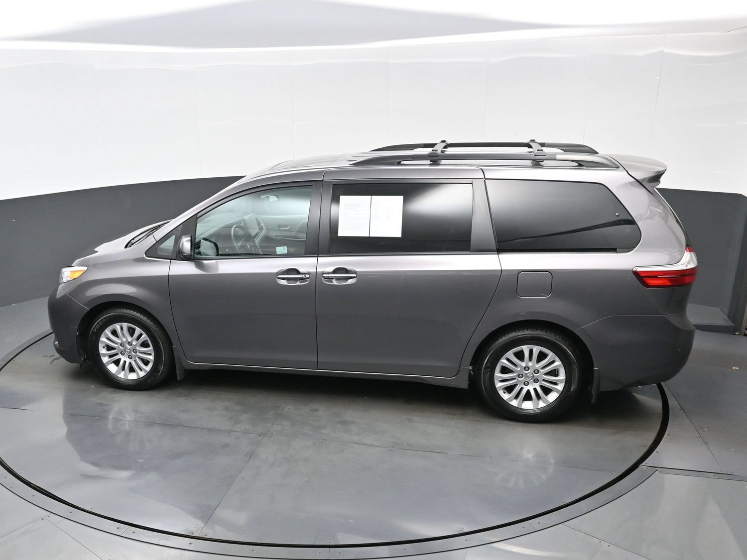 Used 2017 Toyota Sienna XLE w/ XLE Navigation Package FWD image 40