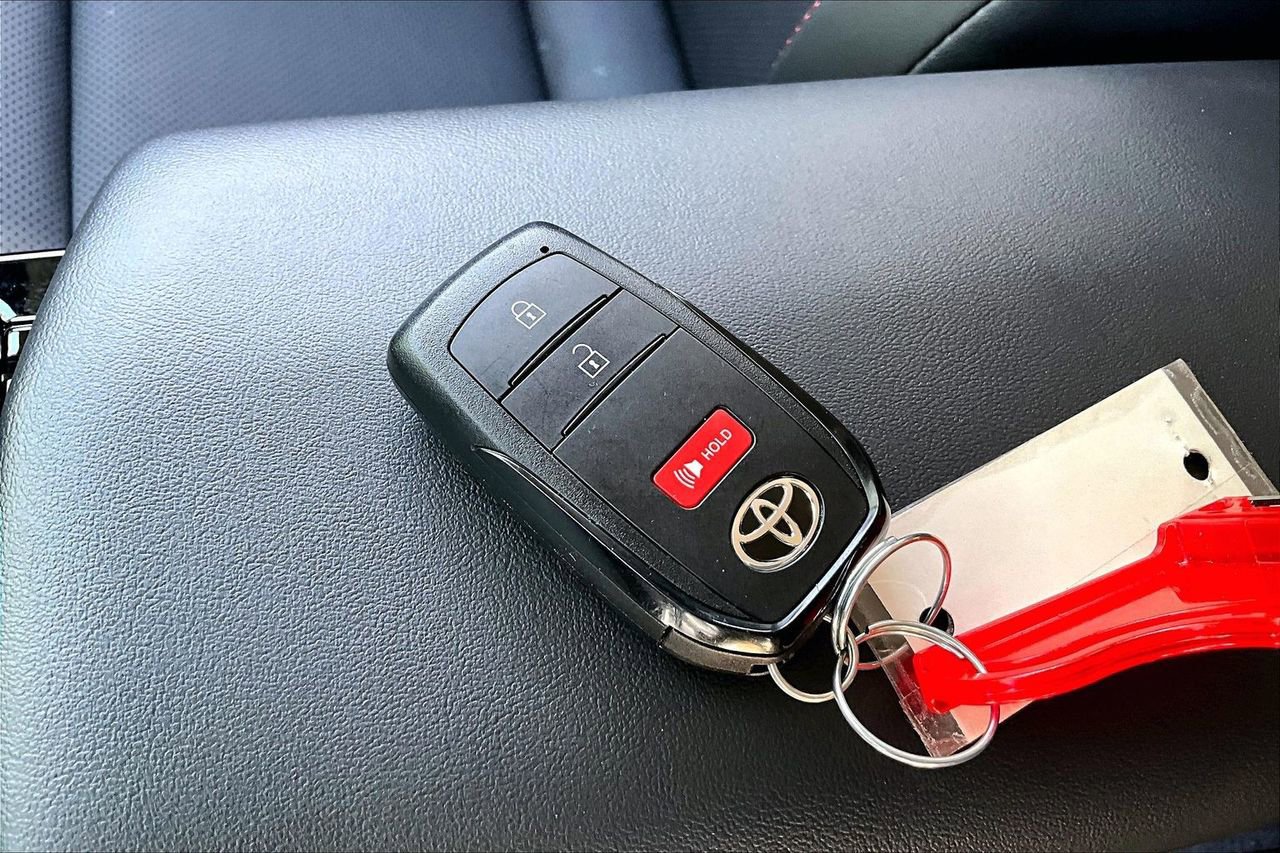 Used 2026 Toyota Prius Plug-In Hybrid image 35
