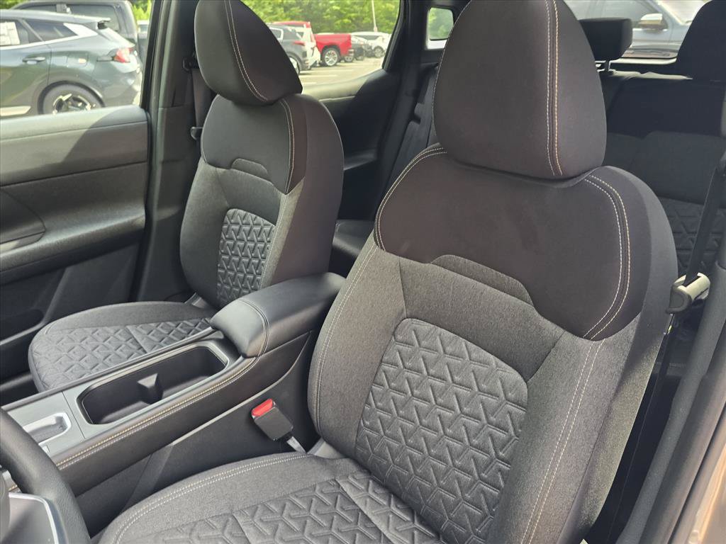 Used 2025 Nissan Kicks SV AWD/4WD image 12