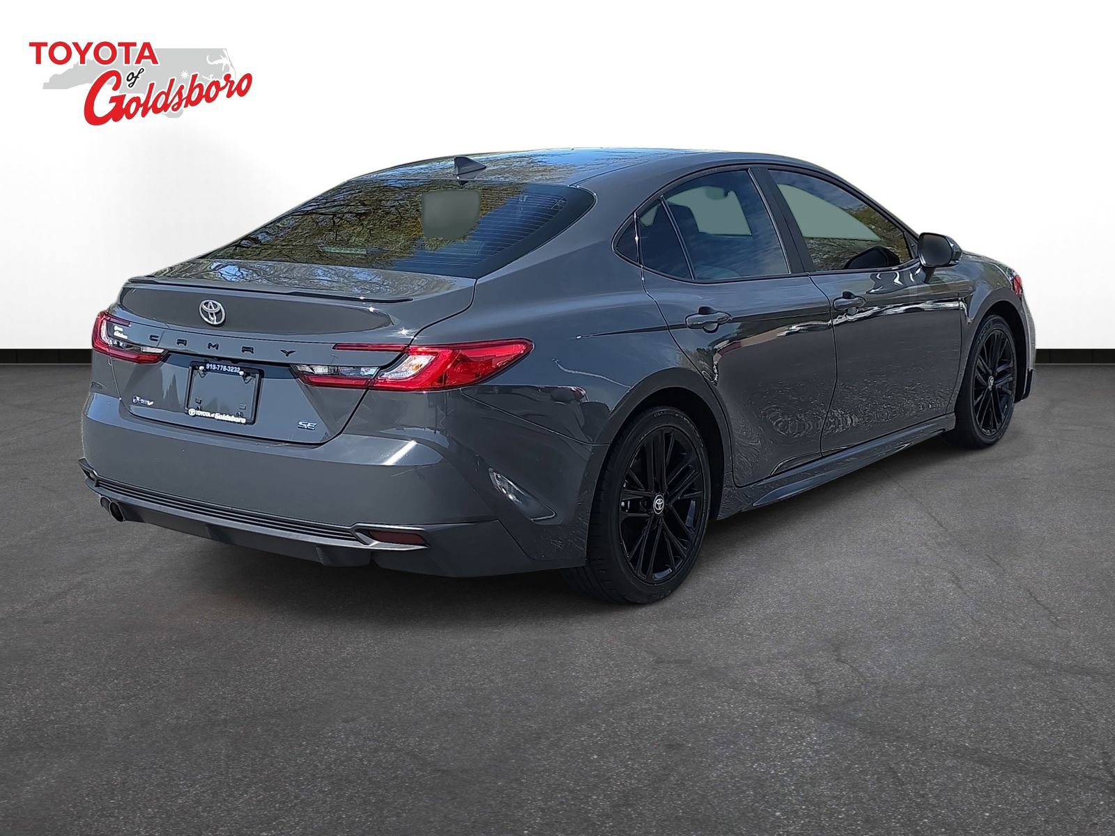 Used 2025 Toyota Camry SE image 5