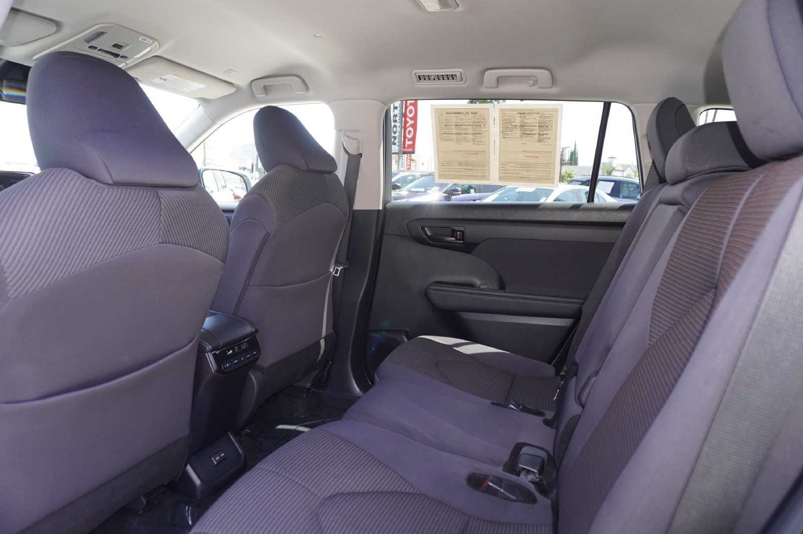 Used 2024 Toyota Highlander LE AWD/4WD image 12